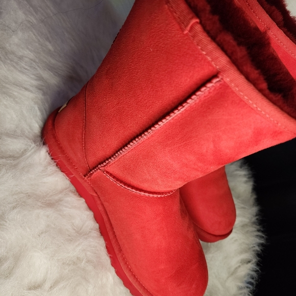 Red uggs boots - Picture 2 of 3